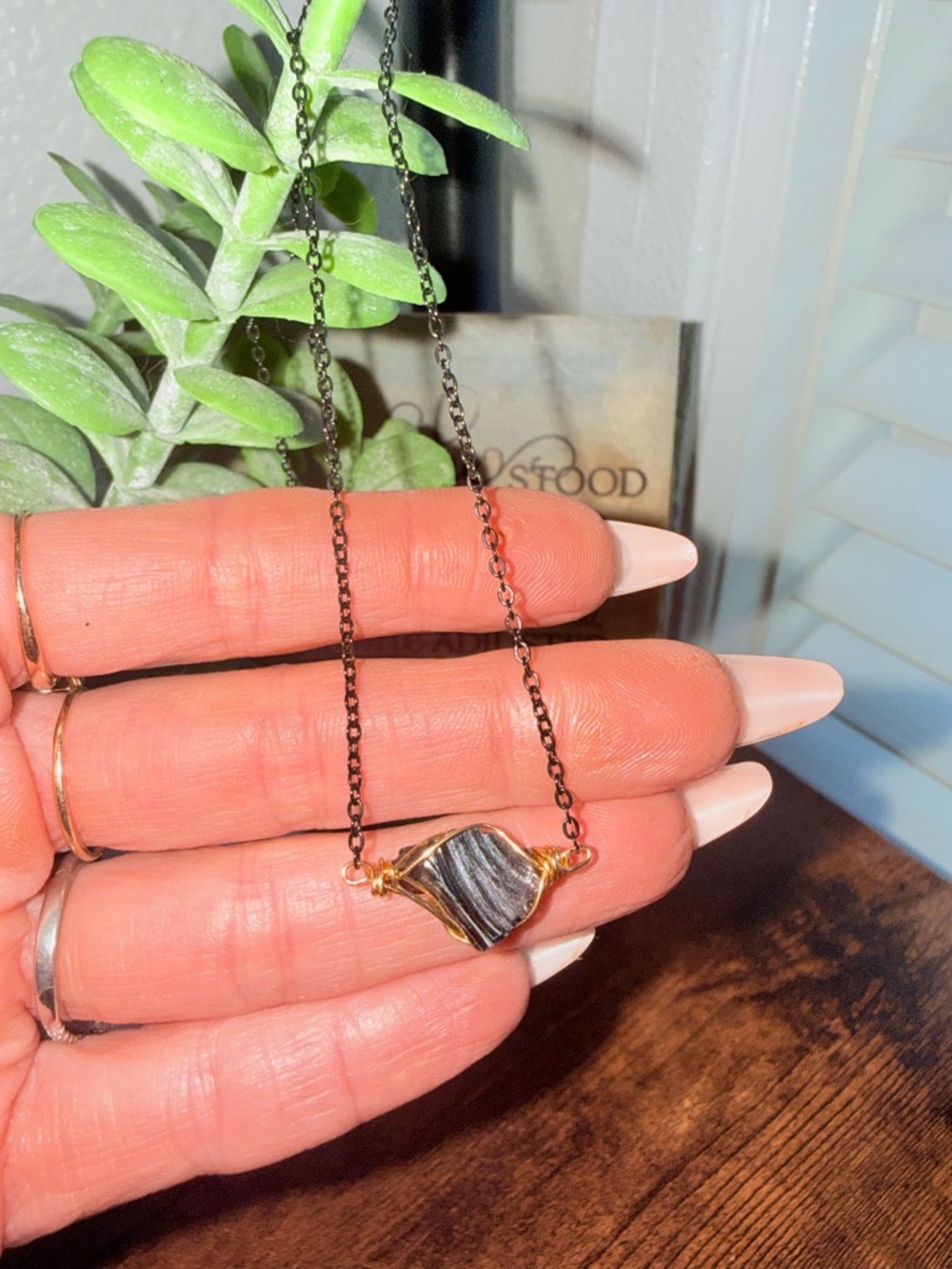 Black raw set in obsidian pendant necklace - Picture 3 of 4
